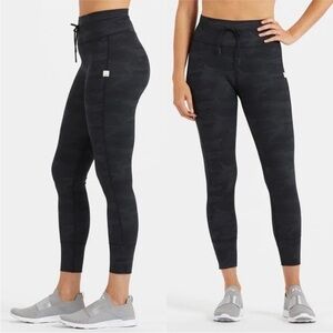 Vuori Daily Leggings in Black Camo. Size XL.